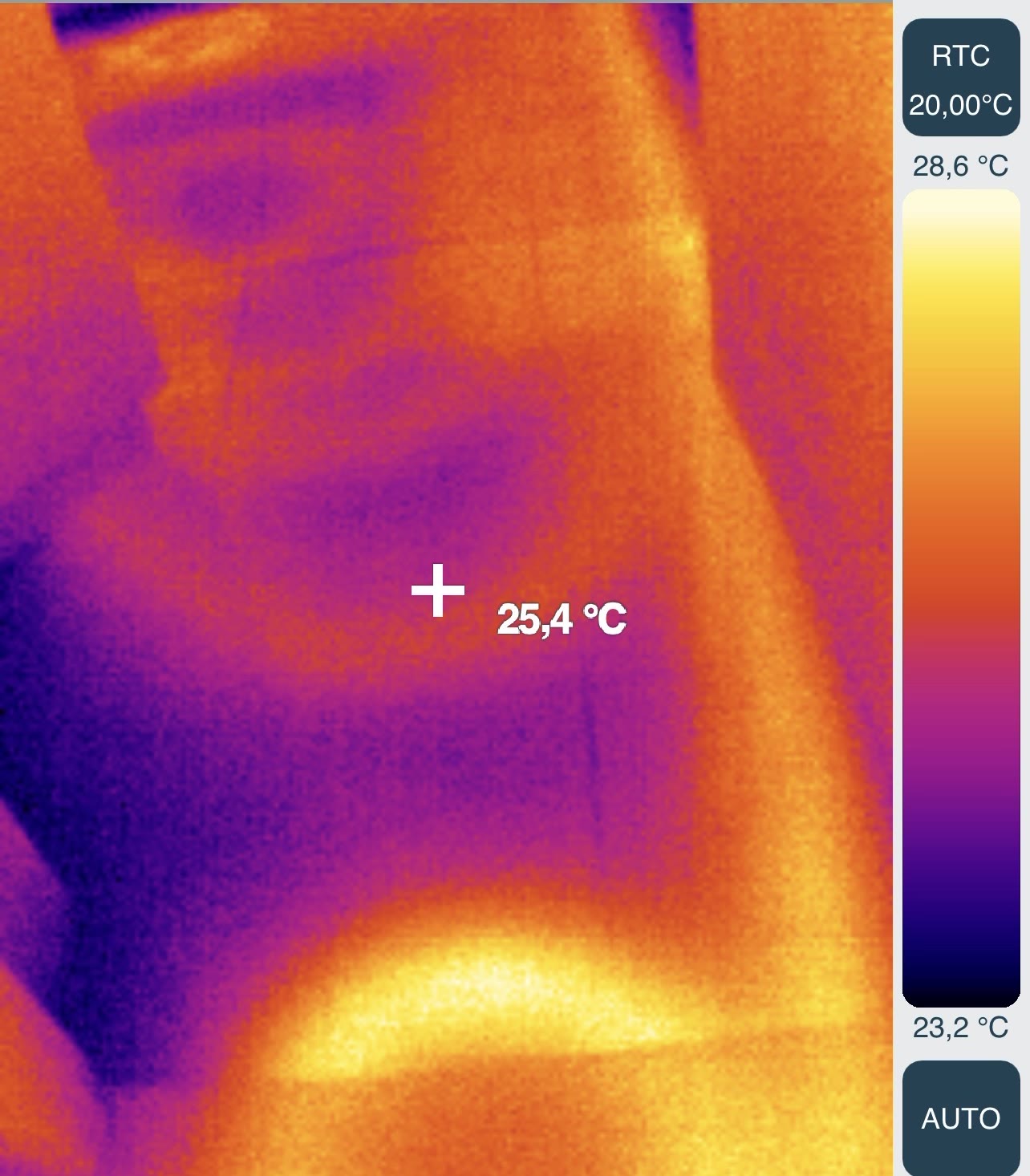 Imagen térmica de un piso con calentamiento disparejo, marcando 25,4 °C en la zona más fría
